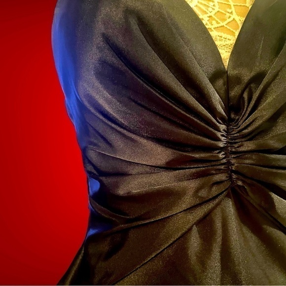 SUPER sexy élégant black satin evening gown - Picture 6 of 17